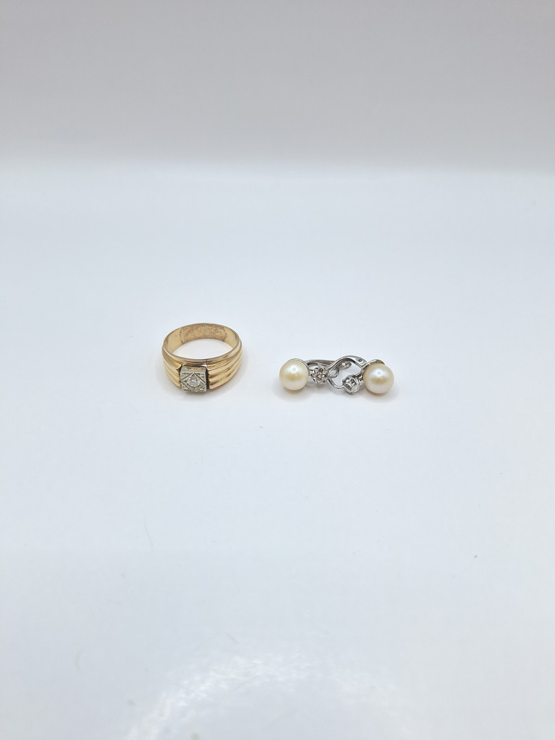 Anello e un paio di orecchini oro perle diamantini