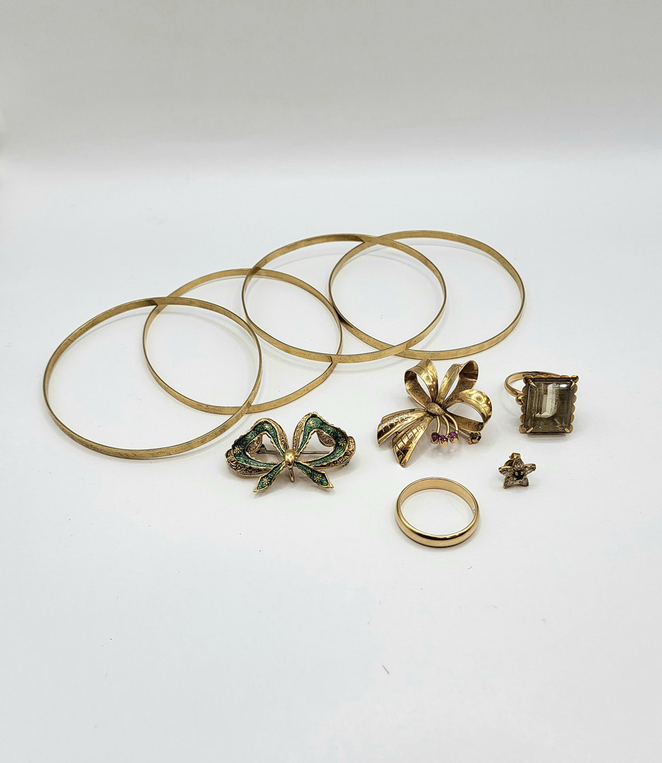 Vari oggetti oro pietre smalti