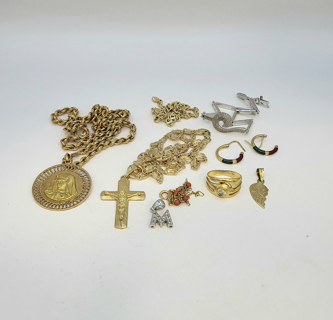 Vari oggetti in oro smalto pietre