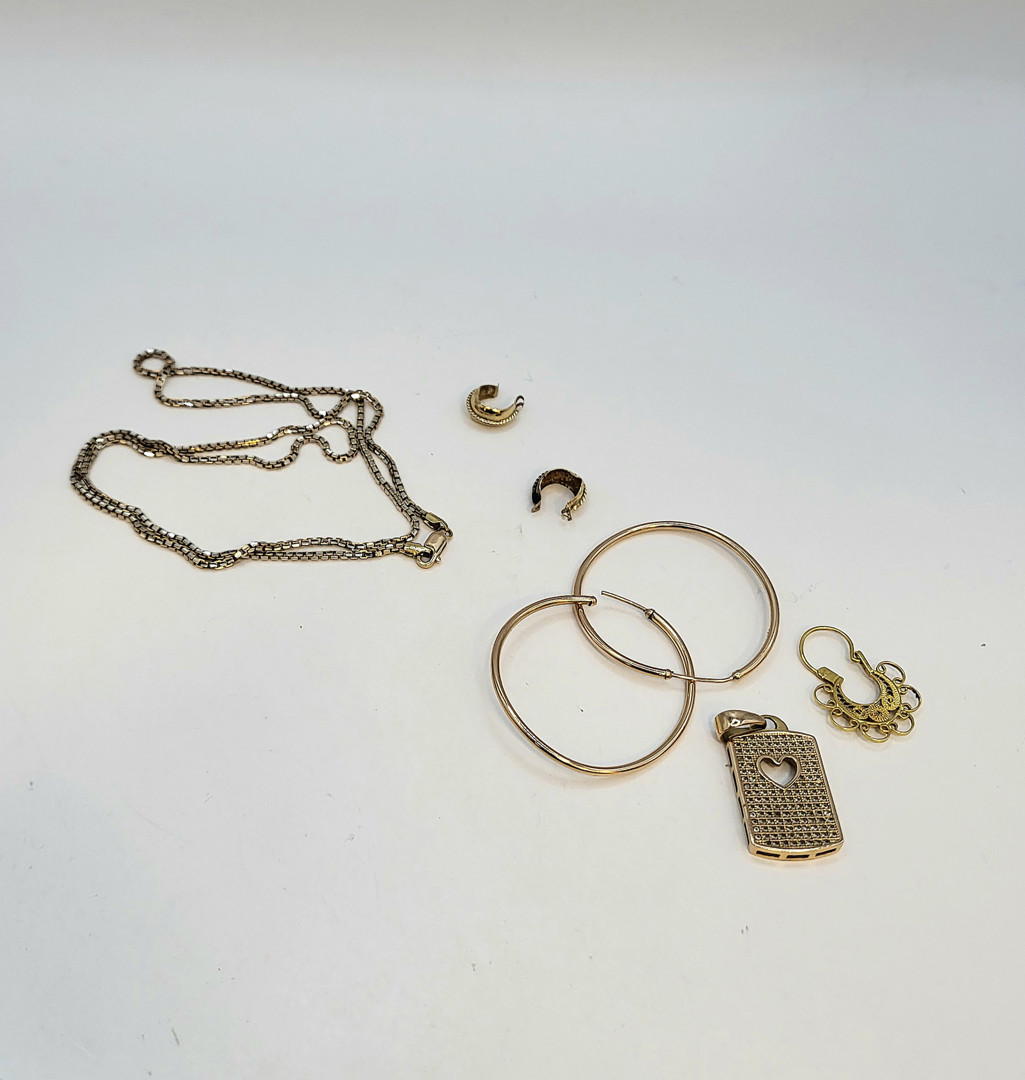 Vari oggetti in oro pietre