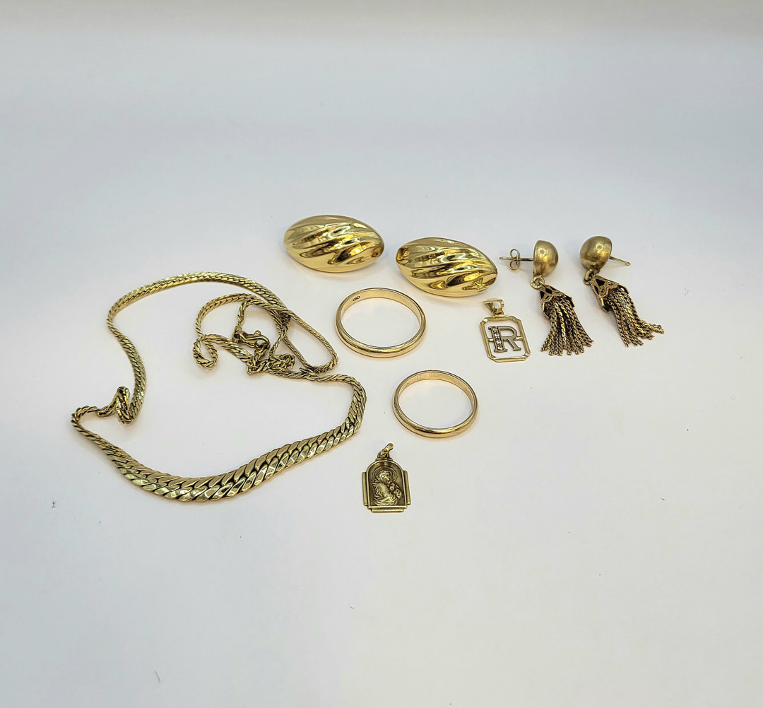 Oggetti in oro e pietre