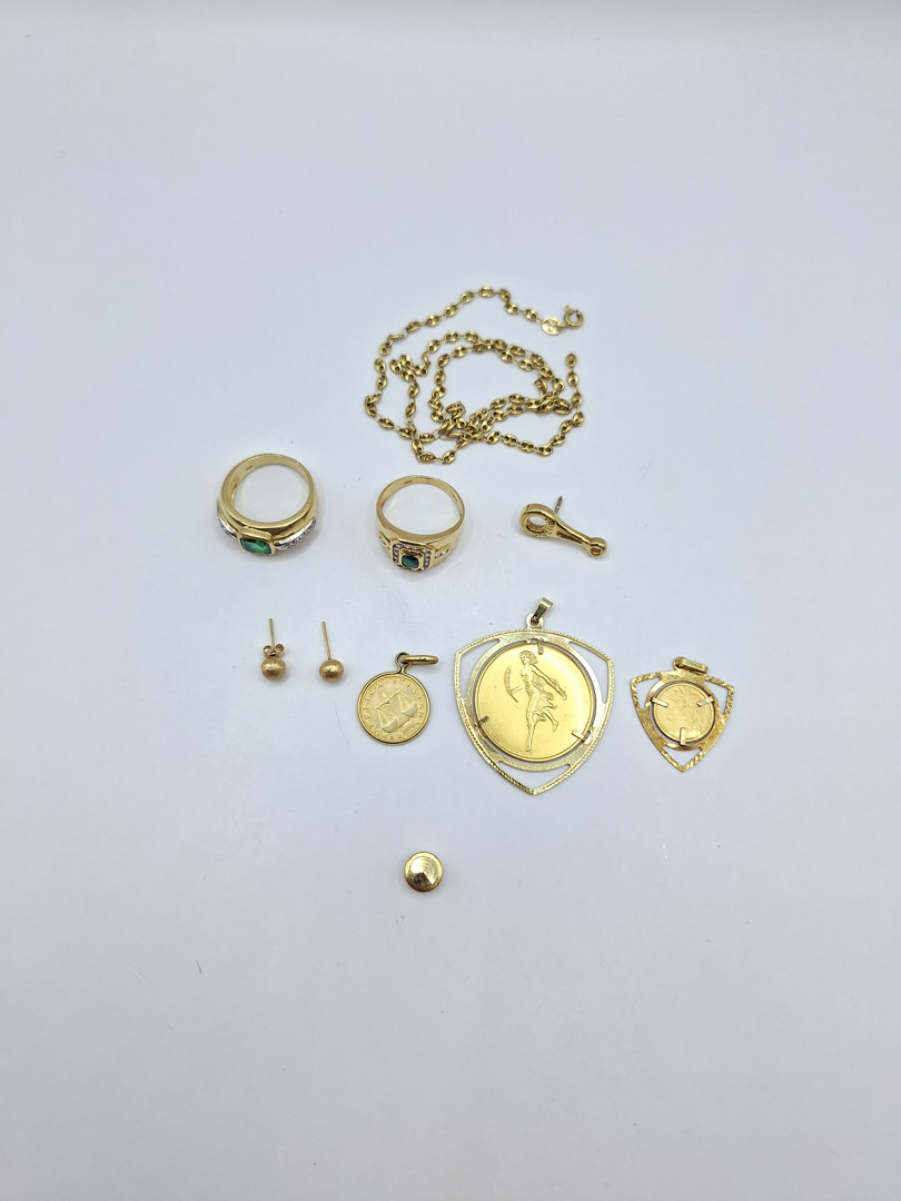 Vari oggetti oro pietre