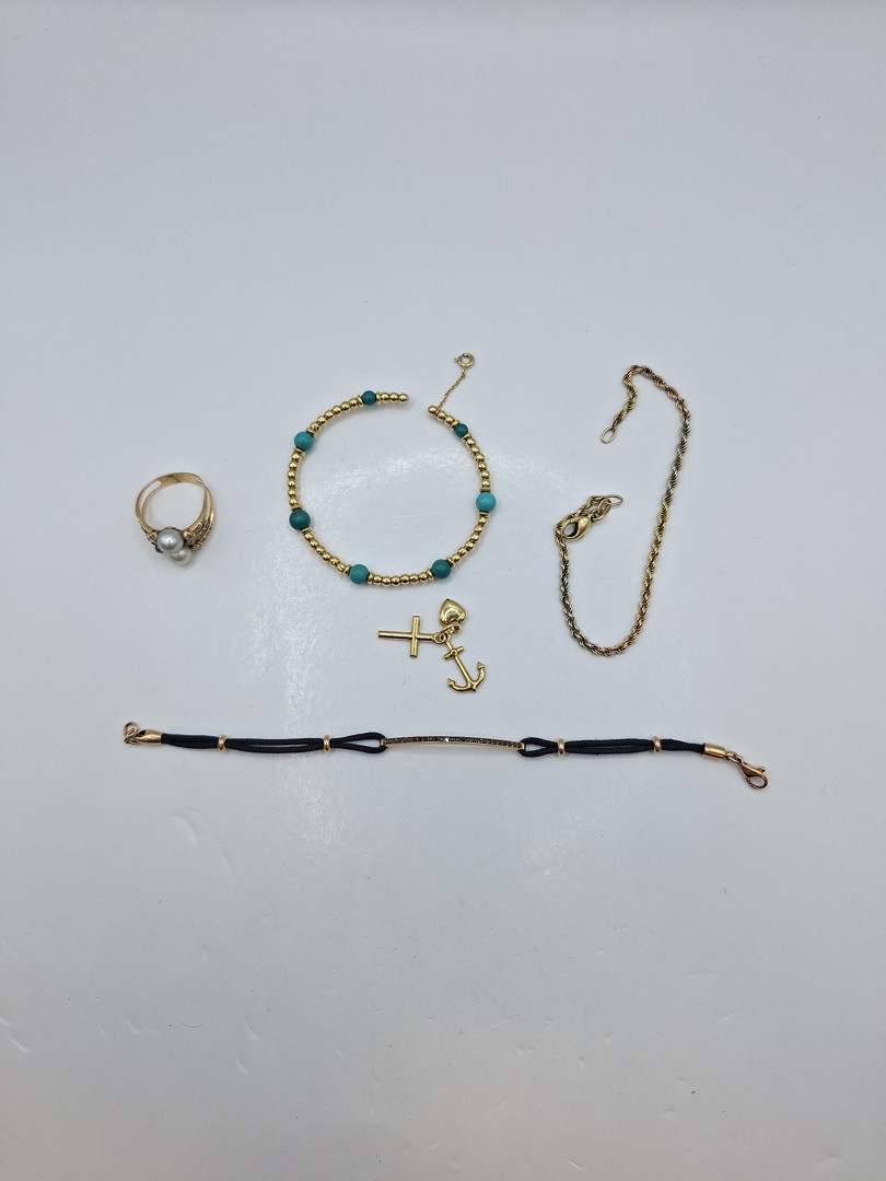 Vari oggetti in oro perle diamanti stoffa pietre