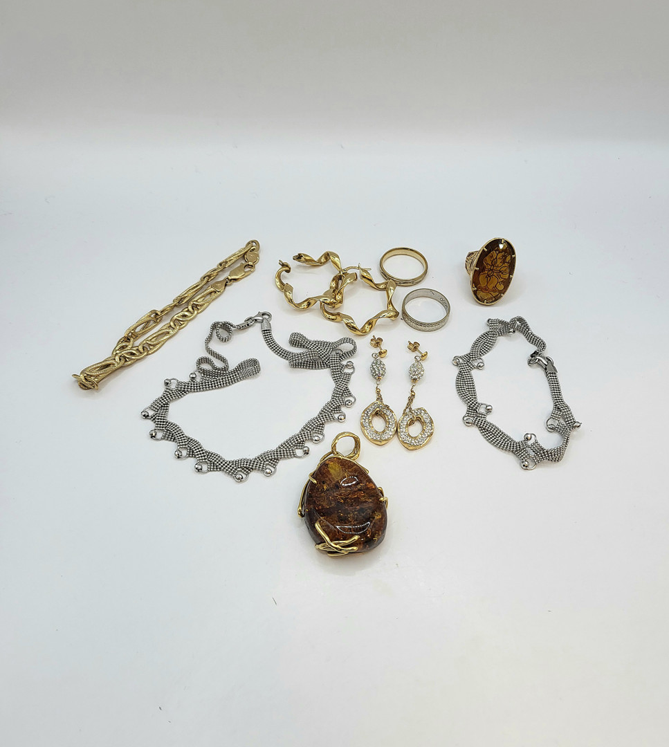 Vari oggetti oro pietre