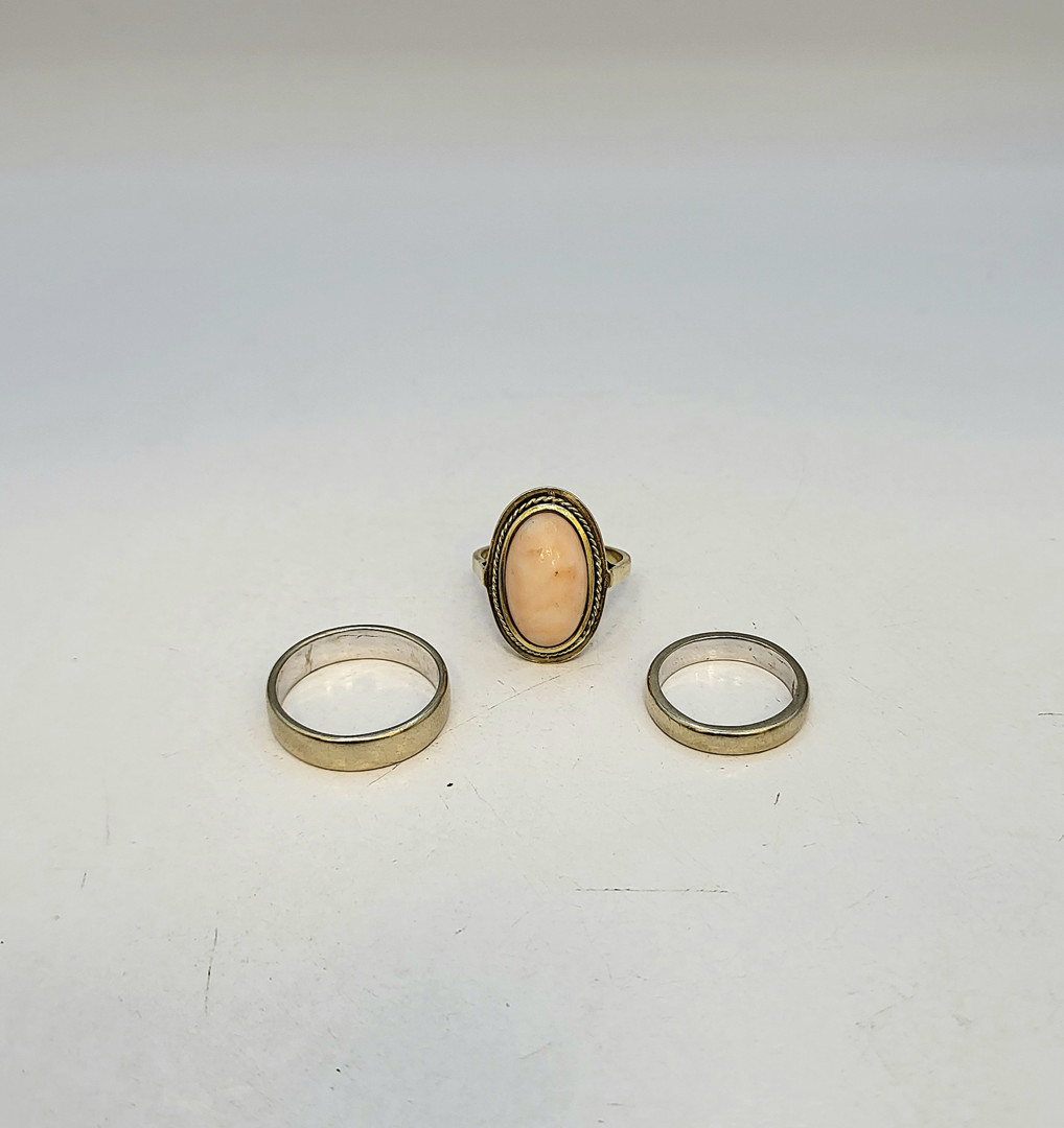 Tre anelli oro corallo diamantini