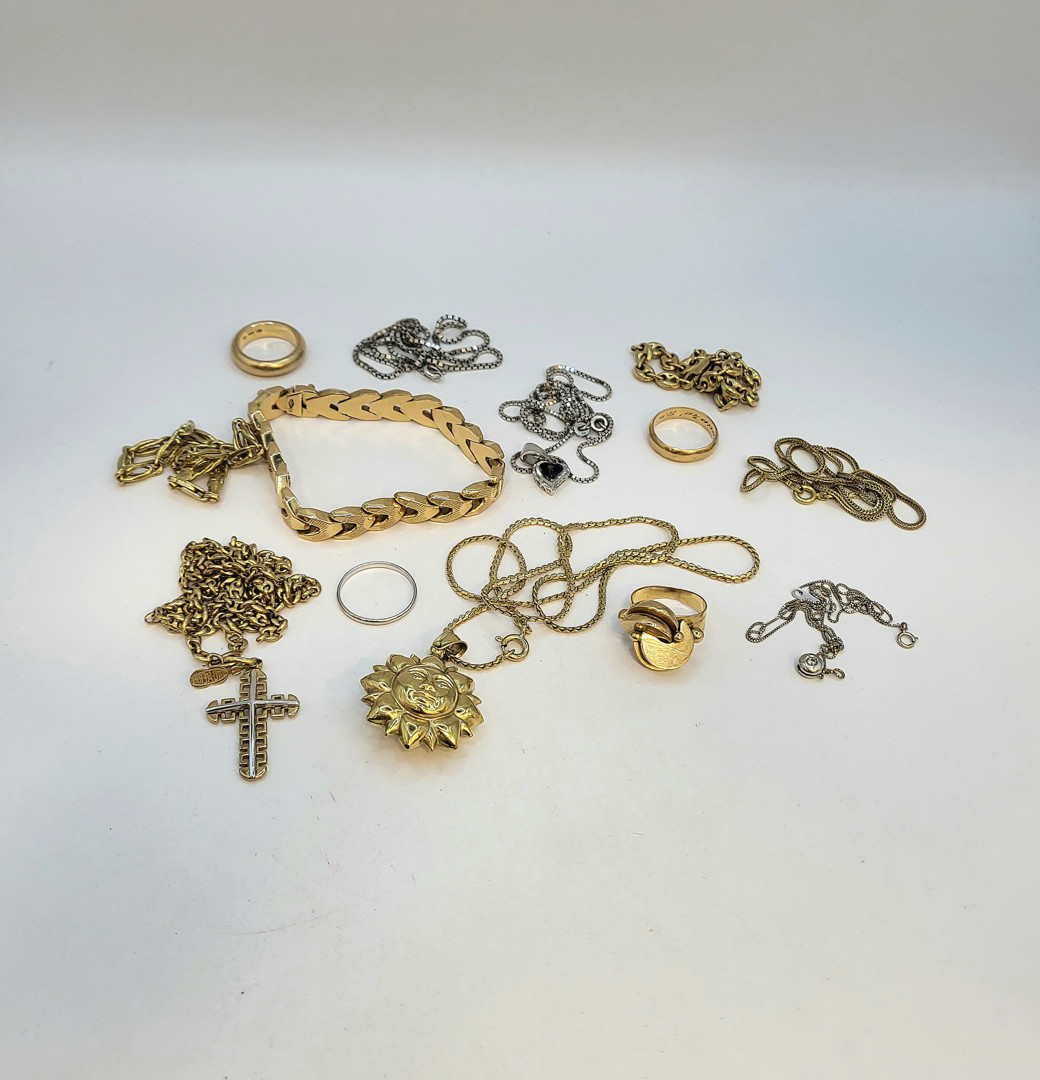 Vari oggetti oro smalti diamante