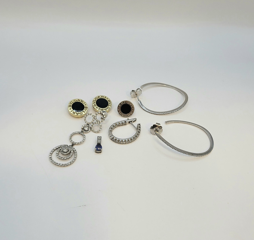 Vari oggetti oro diamanti