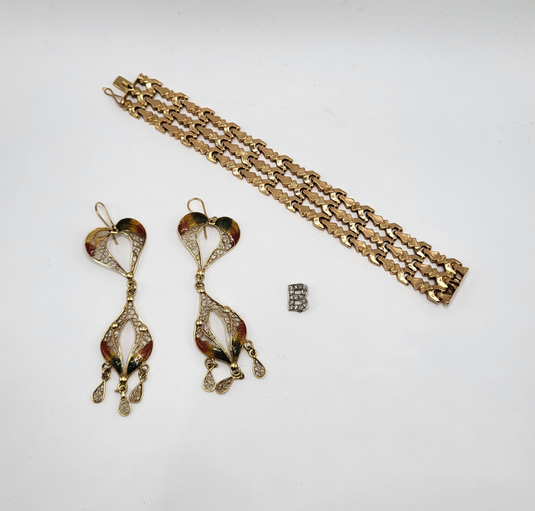 Bracciale un paio di orecchini e pezzo in oro diamantini 
