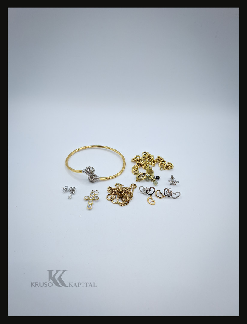 Vari oggetti in oro diamantini pietre