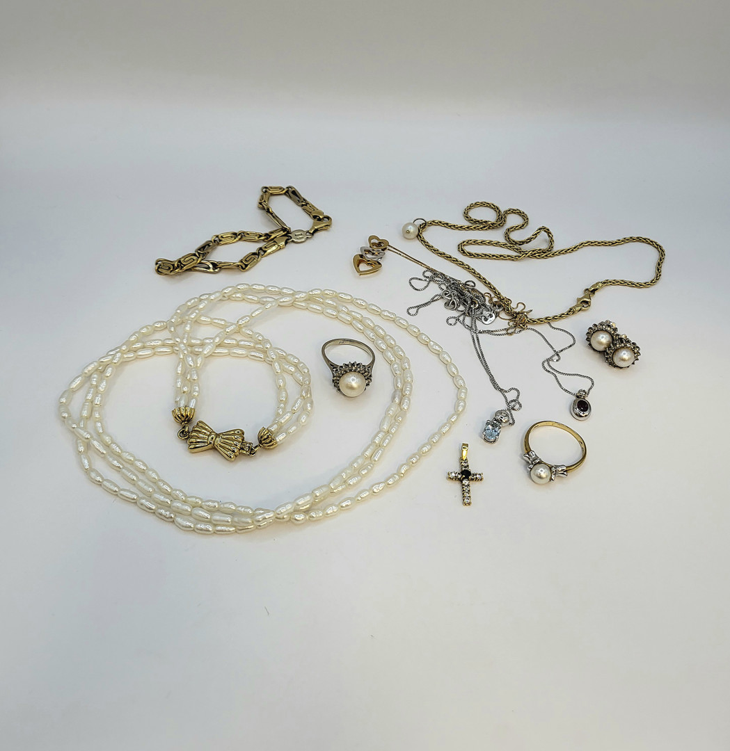 Vari oggetti in oro pietre perle 