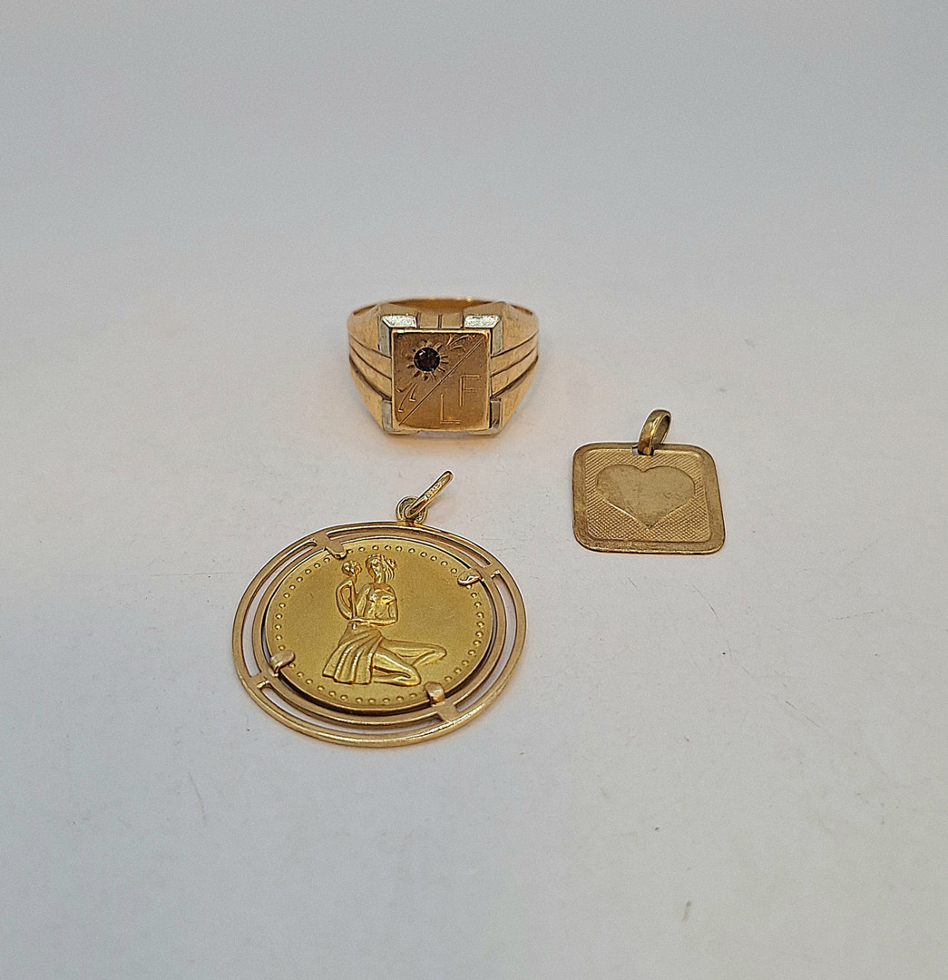 Due ciondoli e anello oro pietra
