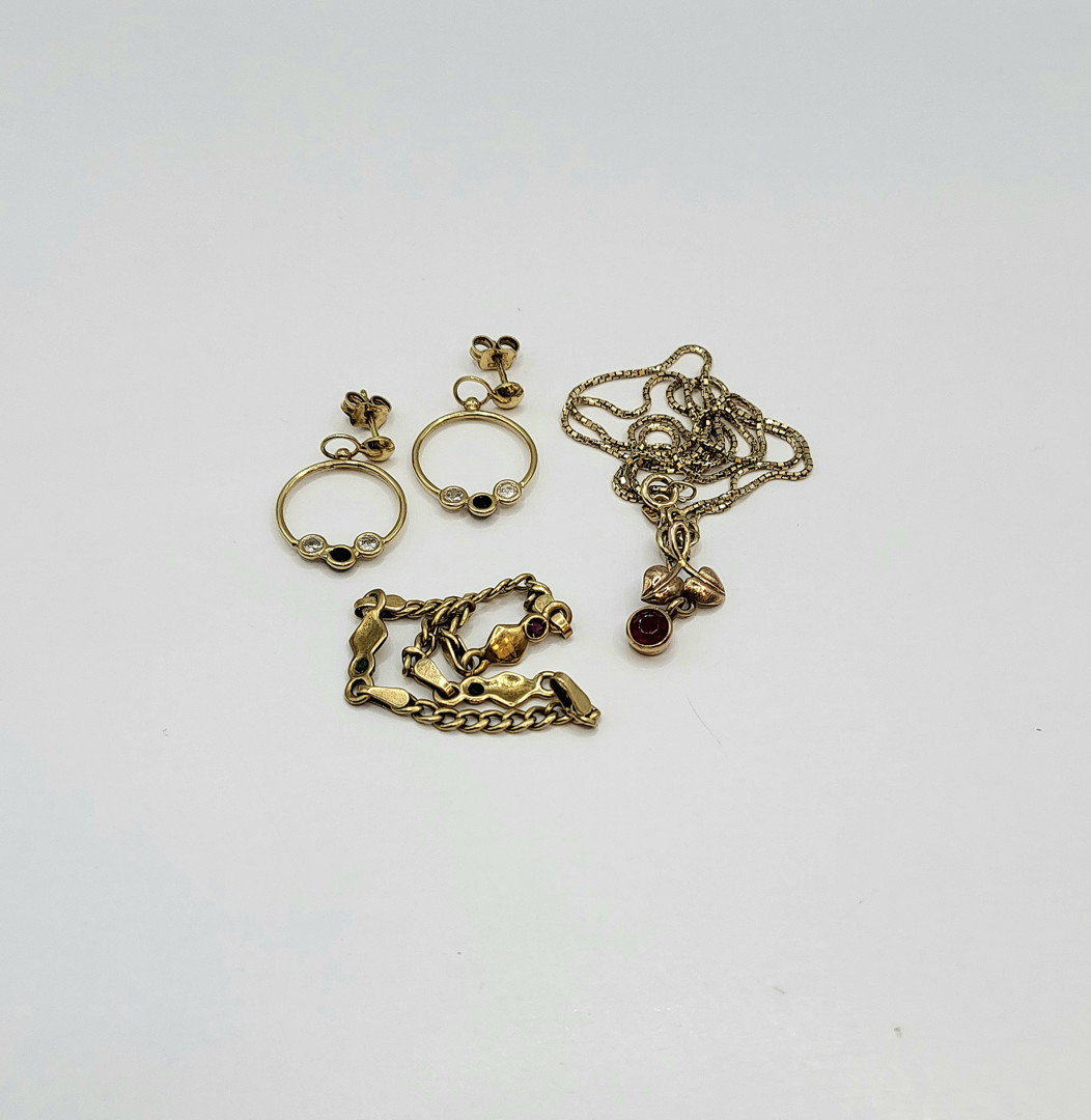 Vari oggetti oro pietre