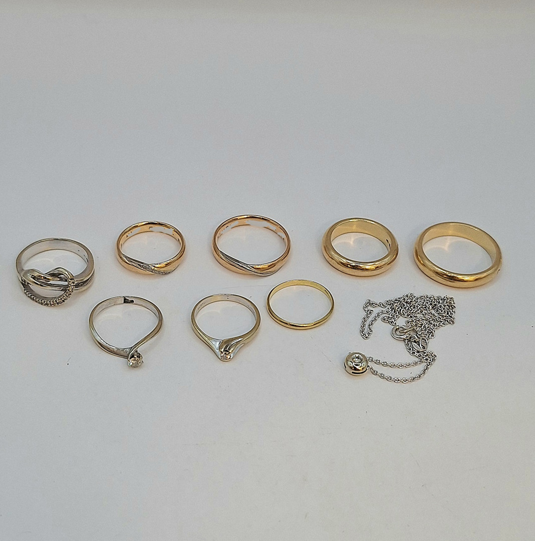 Otto anelli e catenina oro pietre diamantini