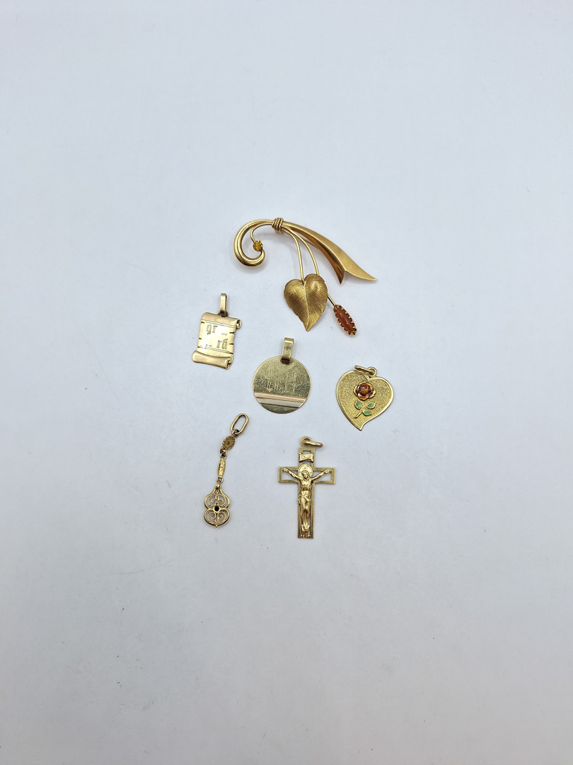 Vari oggetti oro pietre smalti