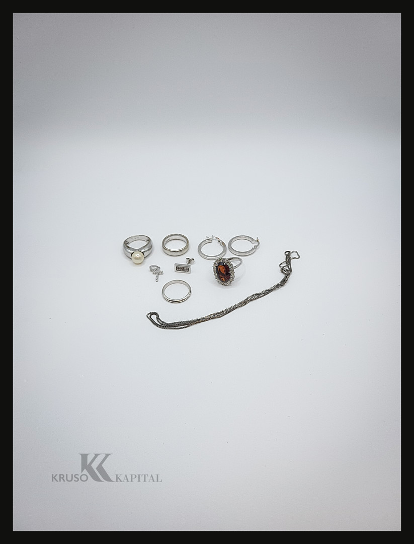 Vari oggetti in oro pietre diamantini perla argento 
