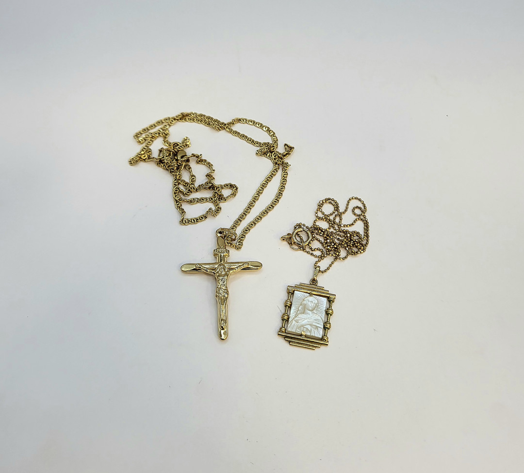 Due collane e due ciondoli oro pietra