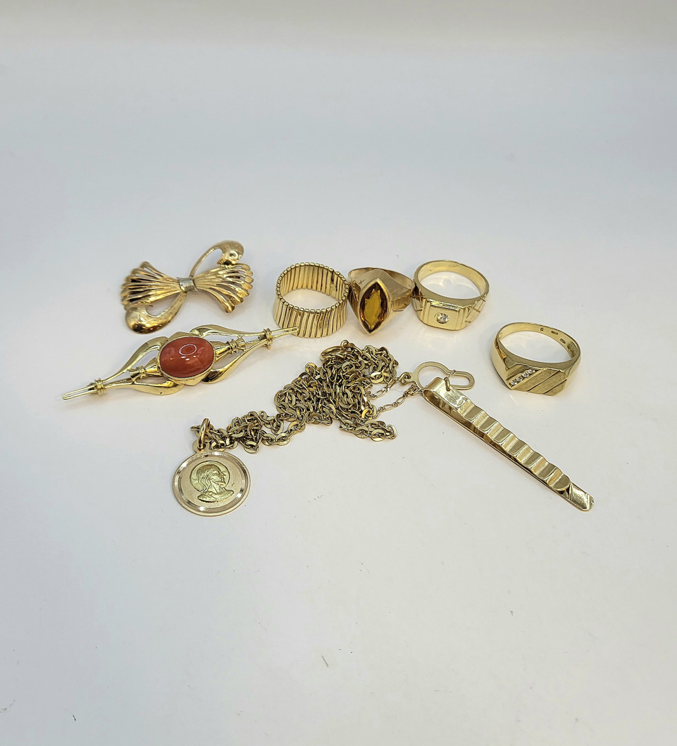 Vari oggetti oro pietre