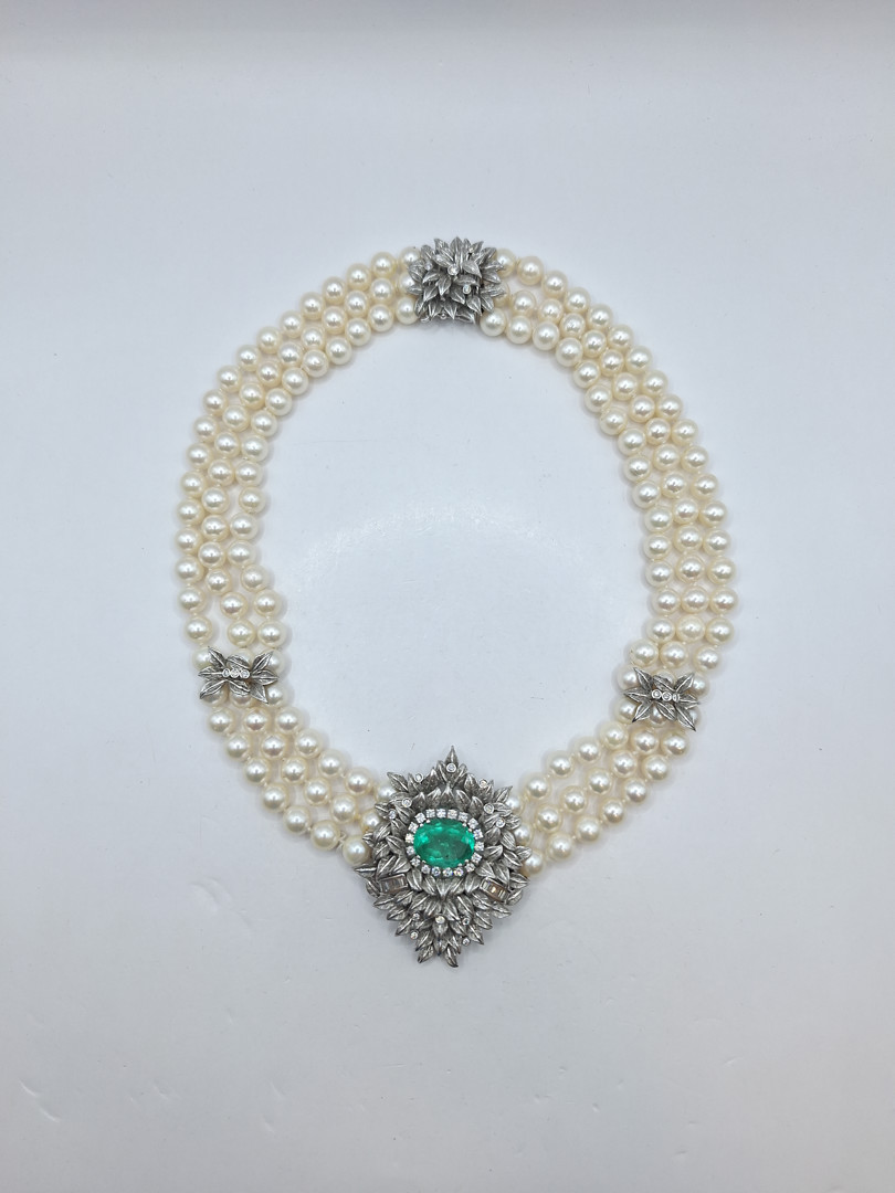Collana di perle con chiusura e inserti in oro pietra diamanti