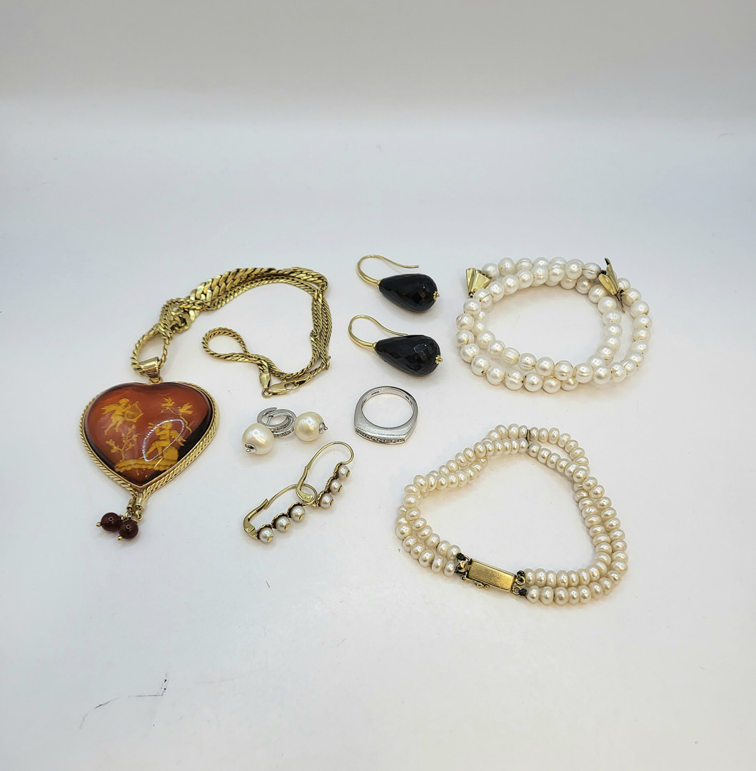 Vari oggetti oro perle diamantini pietre 