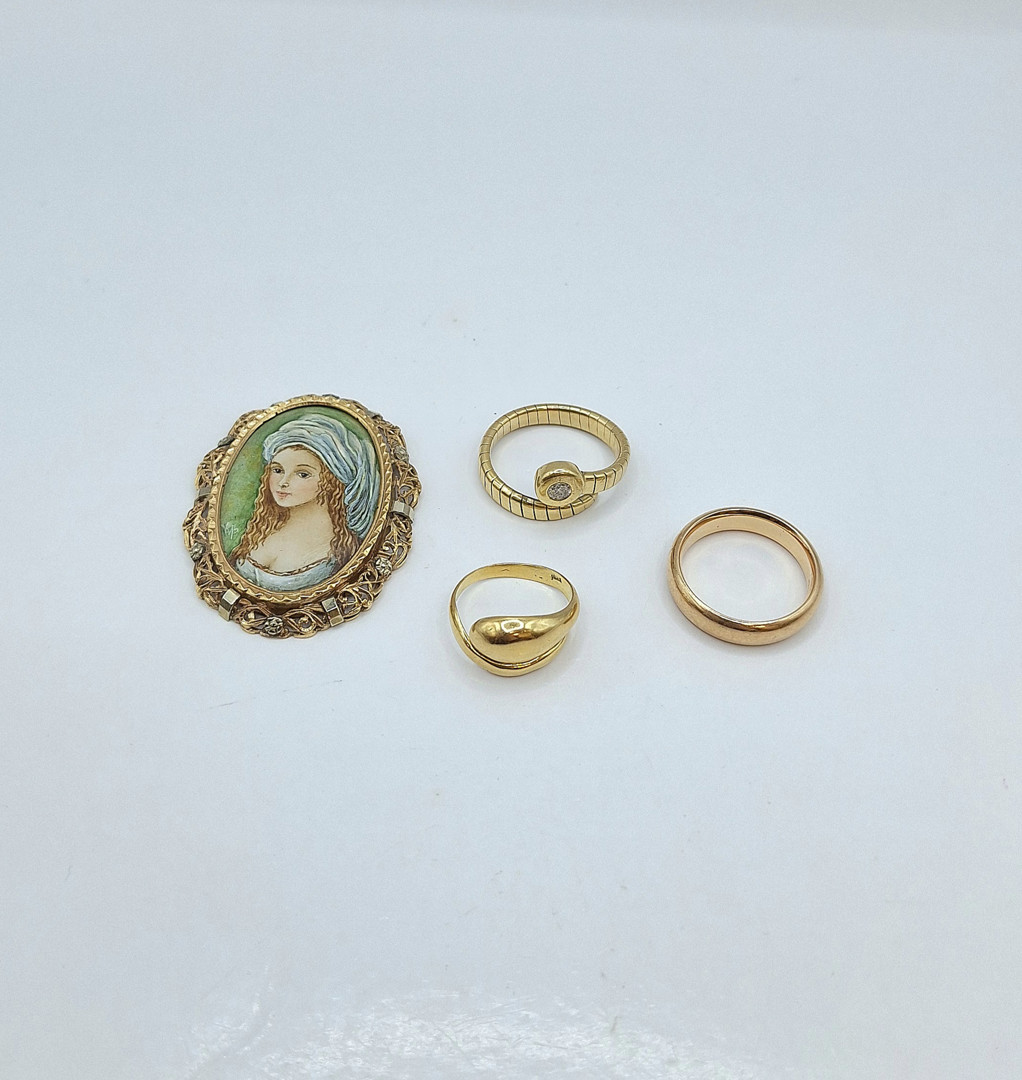 Tre anelli e portaritratto oro pietra diamantino