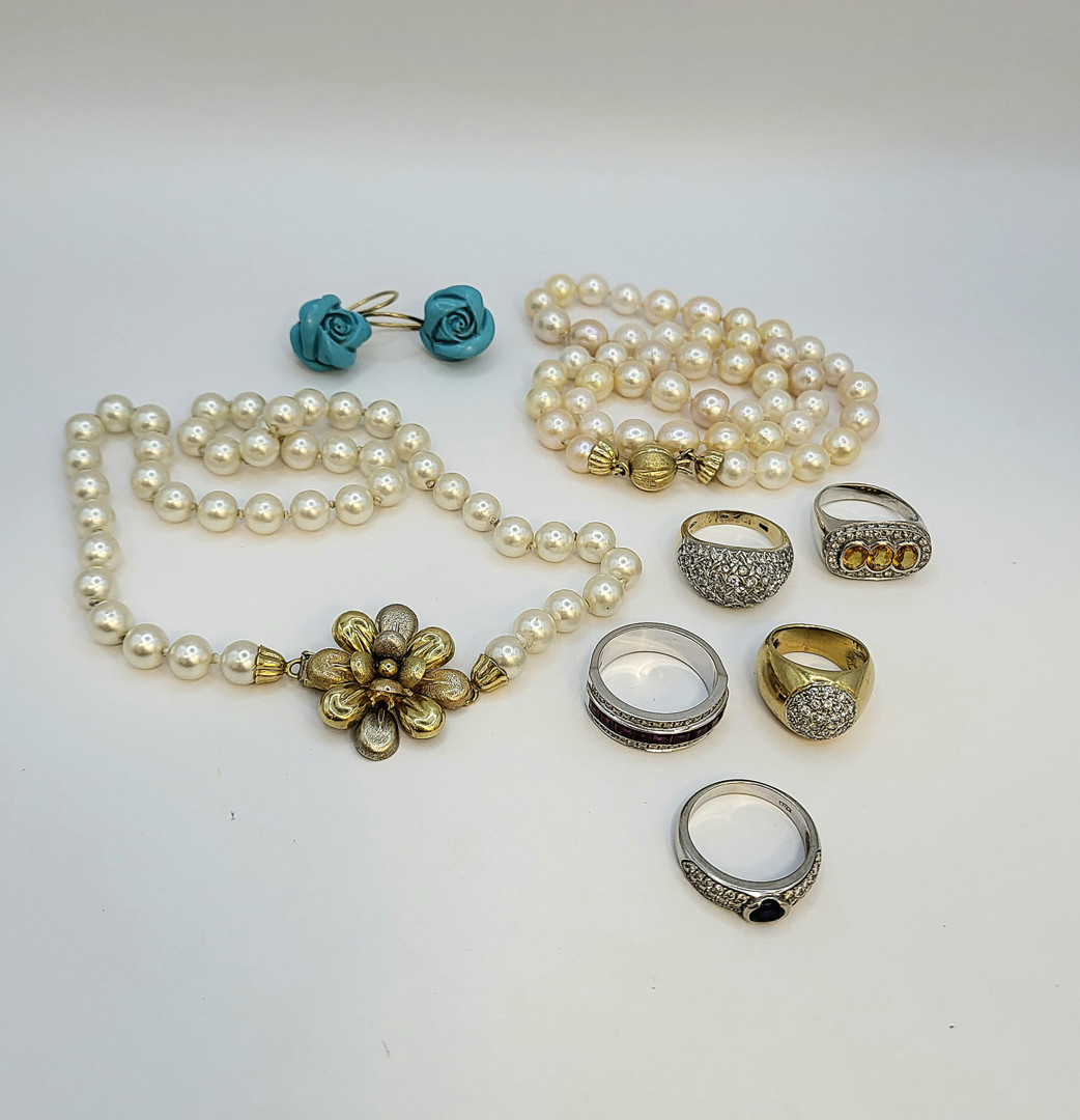 Oggetti in oro pietre diamantini e perle coltivate