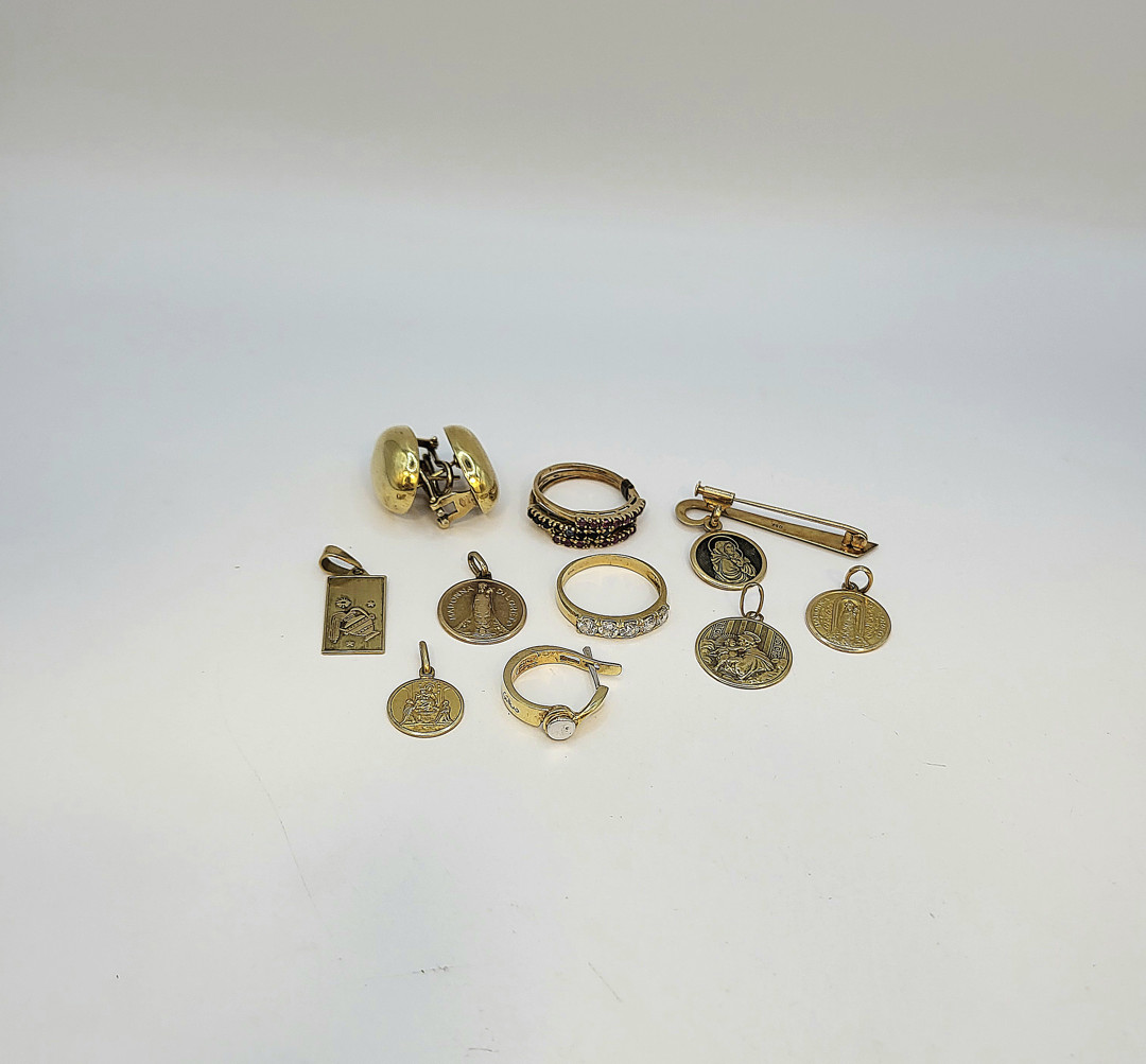 Vari oggetti in oro pietre