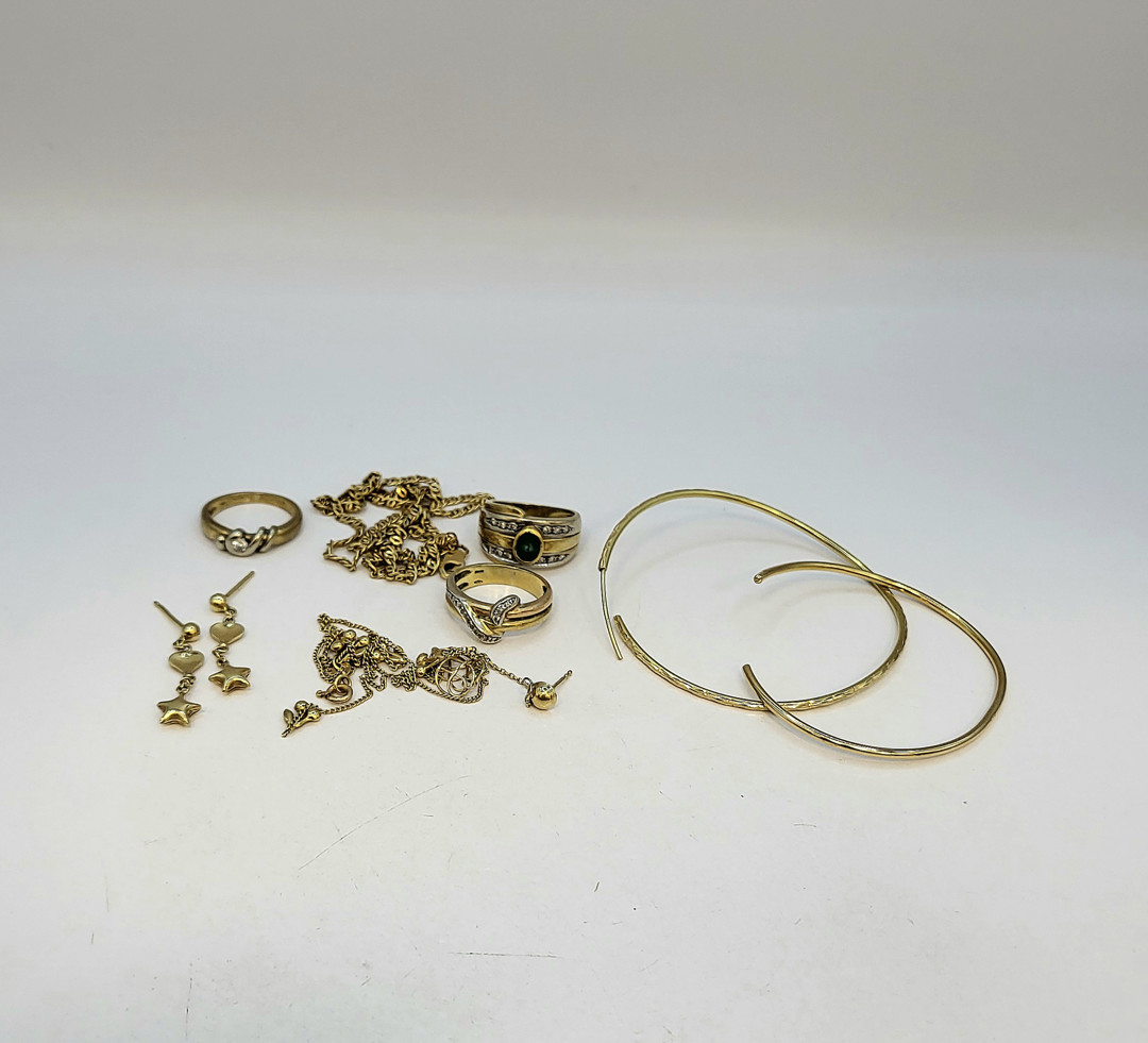 Vari oggetti oro diamantini pietre