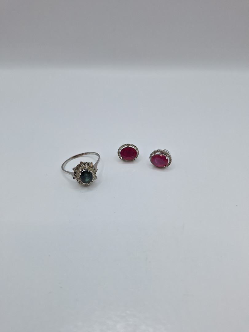 Anello e un paio orecchini oro pietre diamantini 
