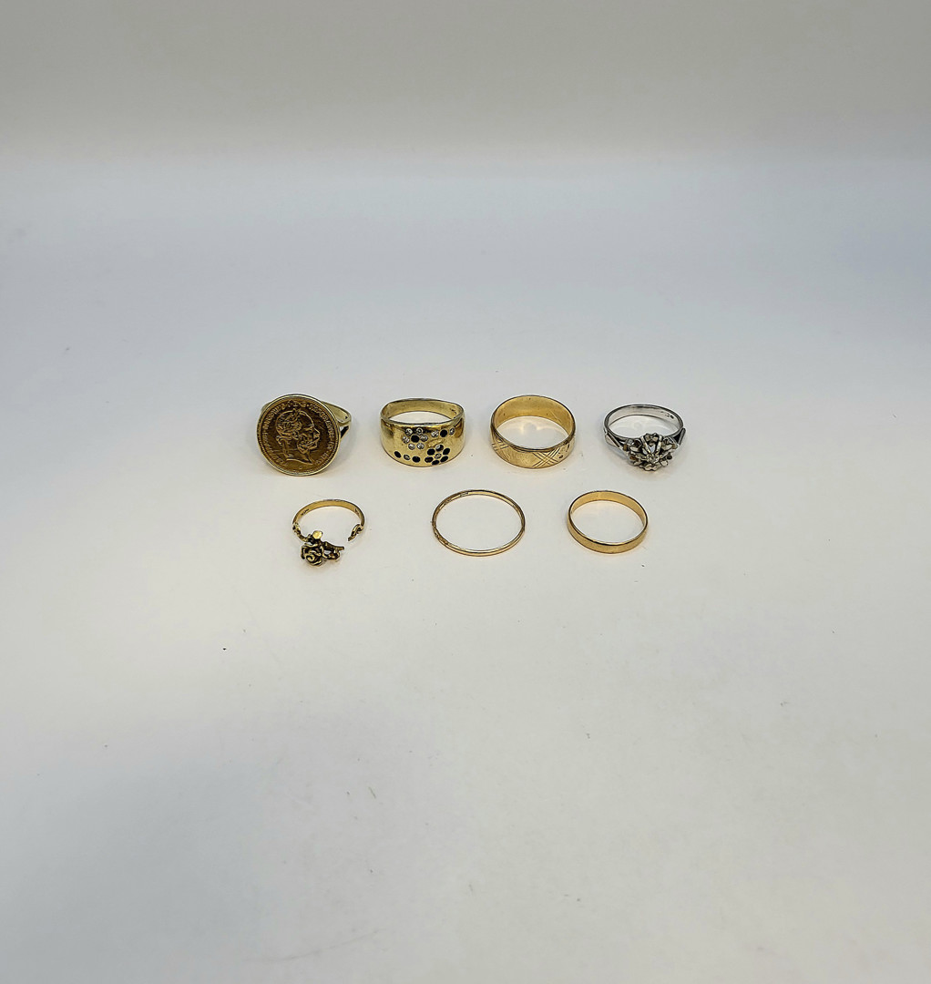 Sei anelli oro diamanti pietre