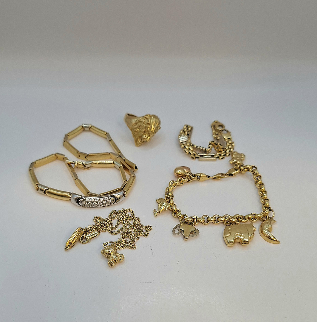 Vari oggetti oro pietre