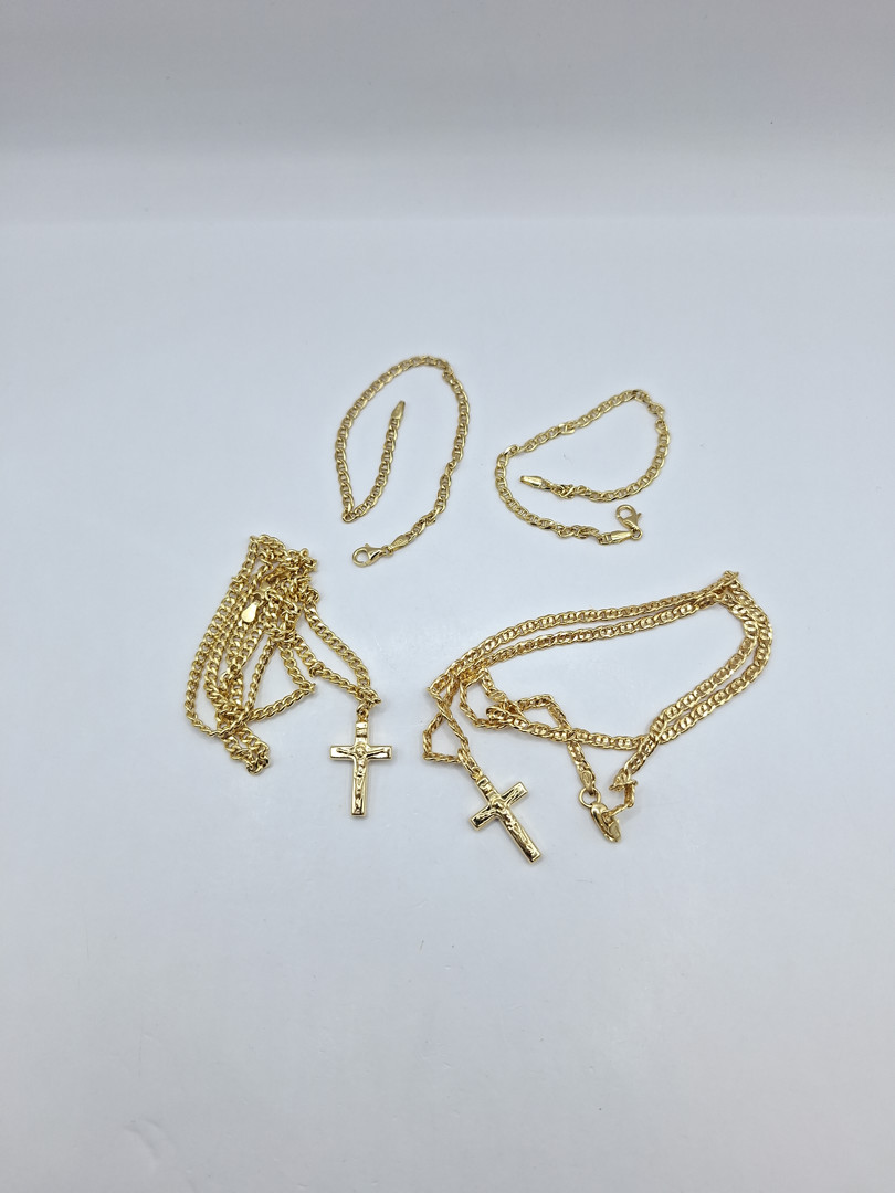 Due bracciali due collane e due croci in oro 