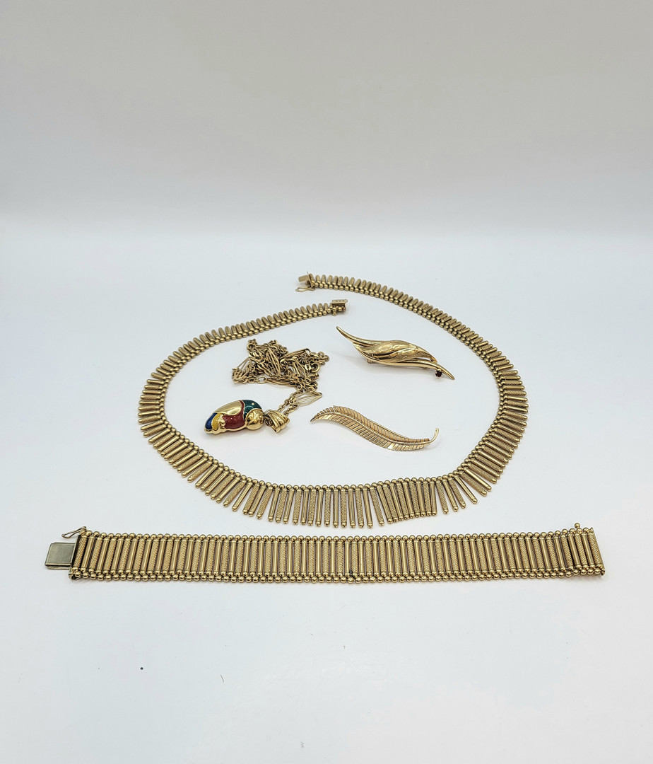 Vari oggetti oro smalti