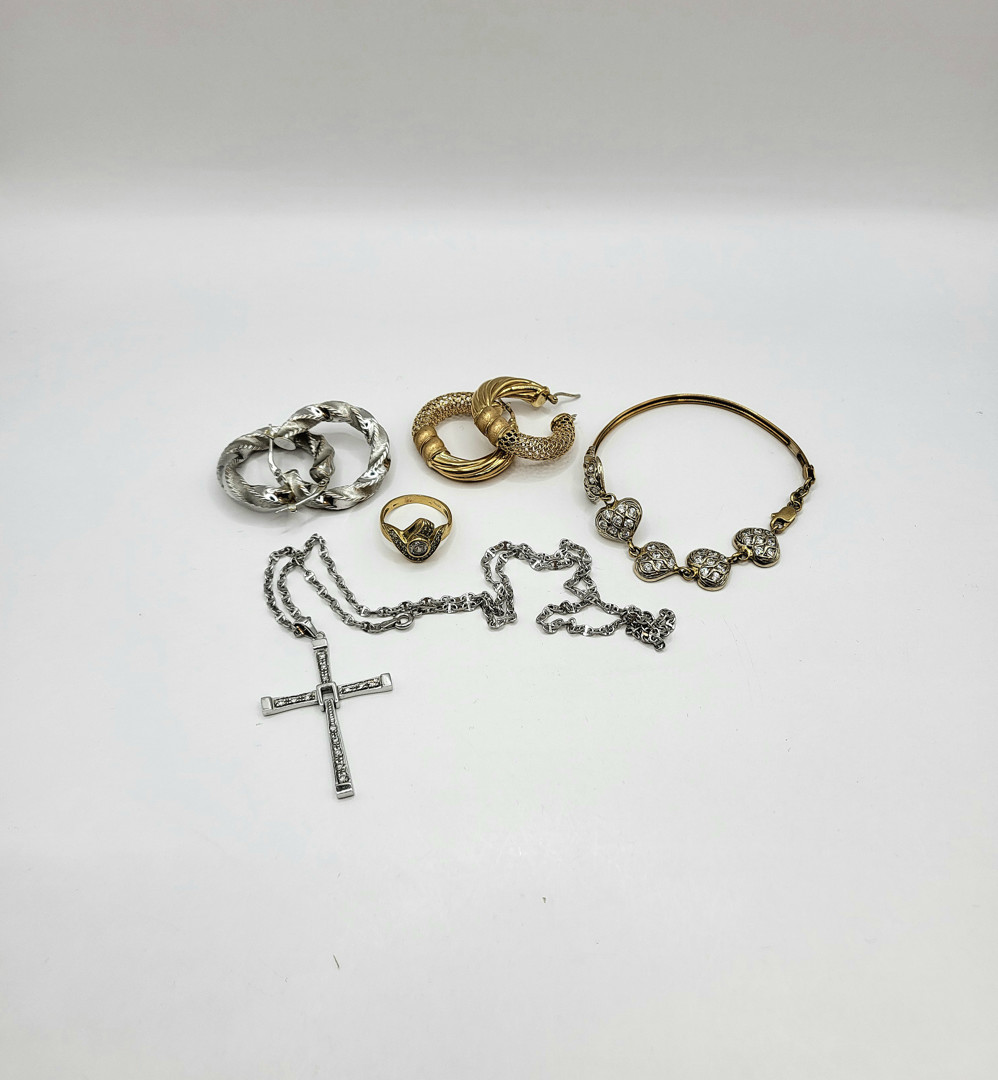 Vari oggetti oro pietre