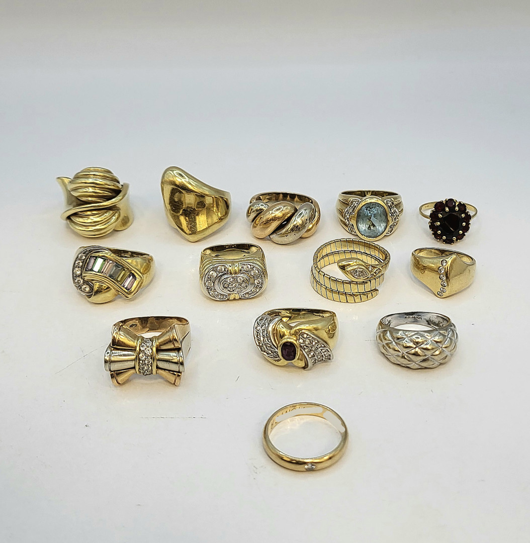 Tredici anelli oro diamanti pietre