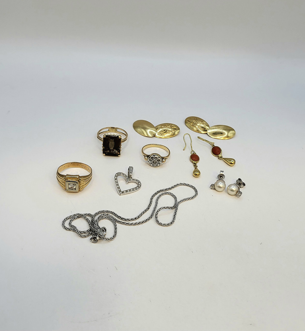 Vari oggetti in oro pietre diamantini perle 