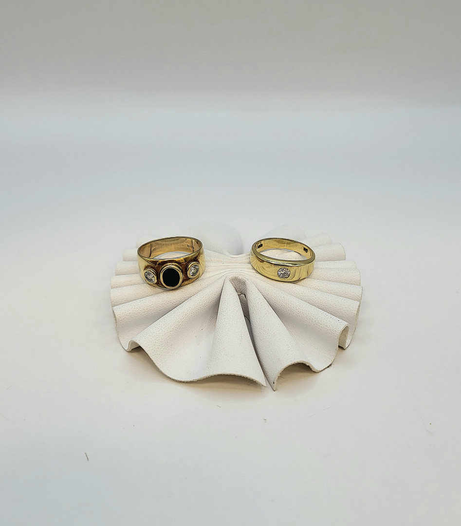 Due anelli oro pietra diamantino