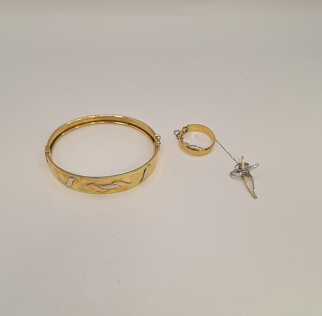 Vari oggetti oro pietre 