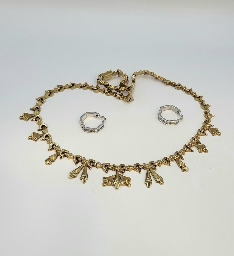 Collana e un paio orecchini oro pietre