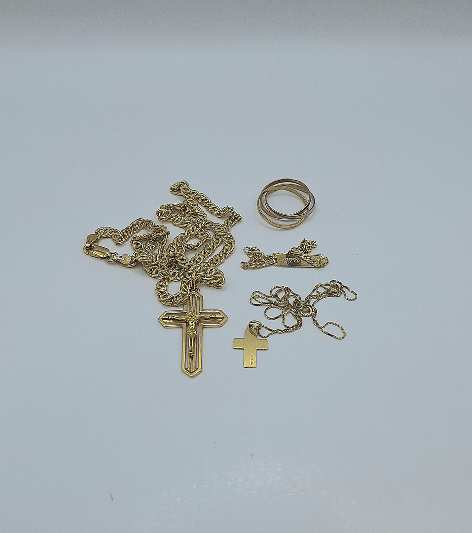 Vari oggetti in oro