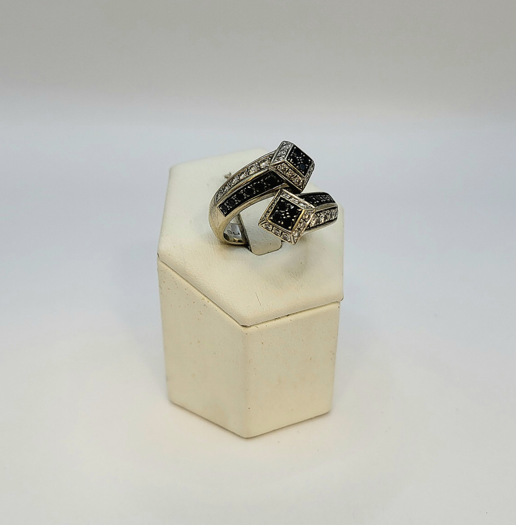 Anello a firma Leo Pizzo oro diamantini