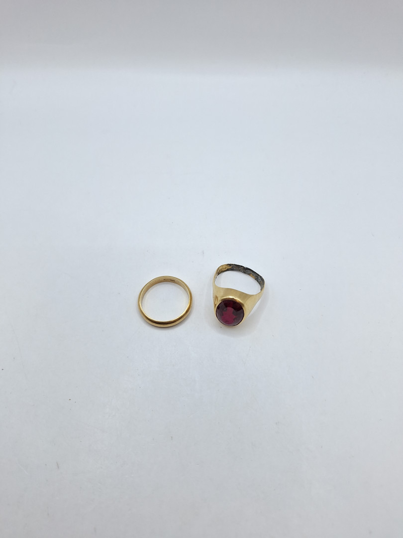 Due anelli oro pietra 