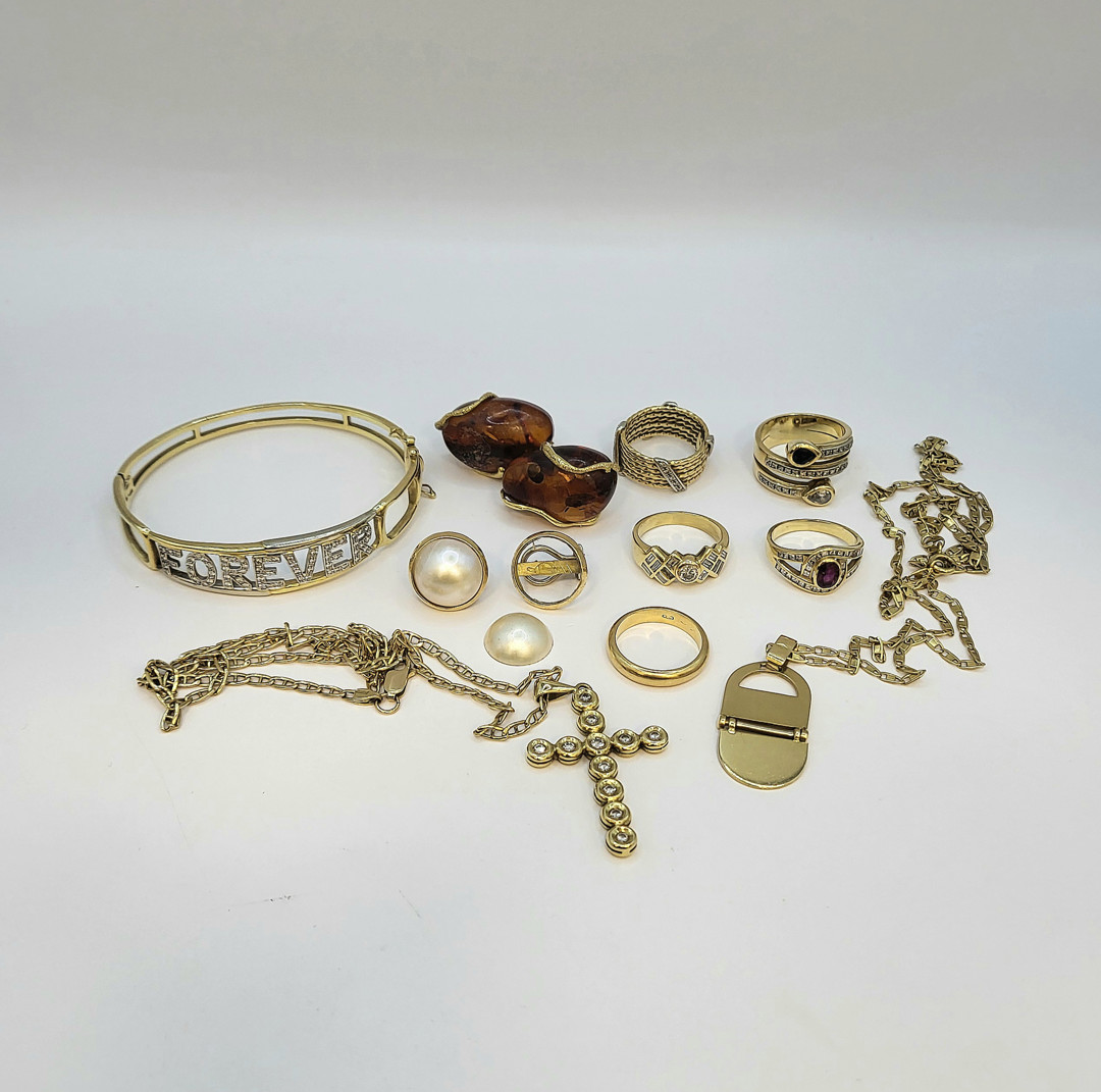 Vari oggetti oro diamanti pietre