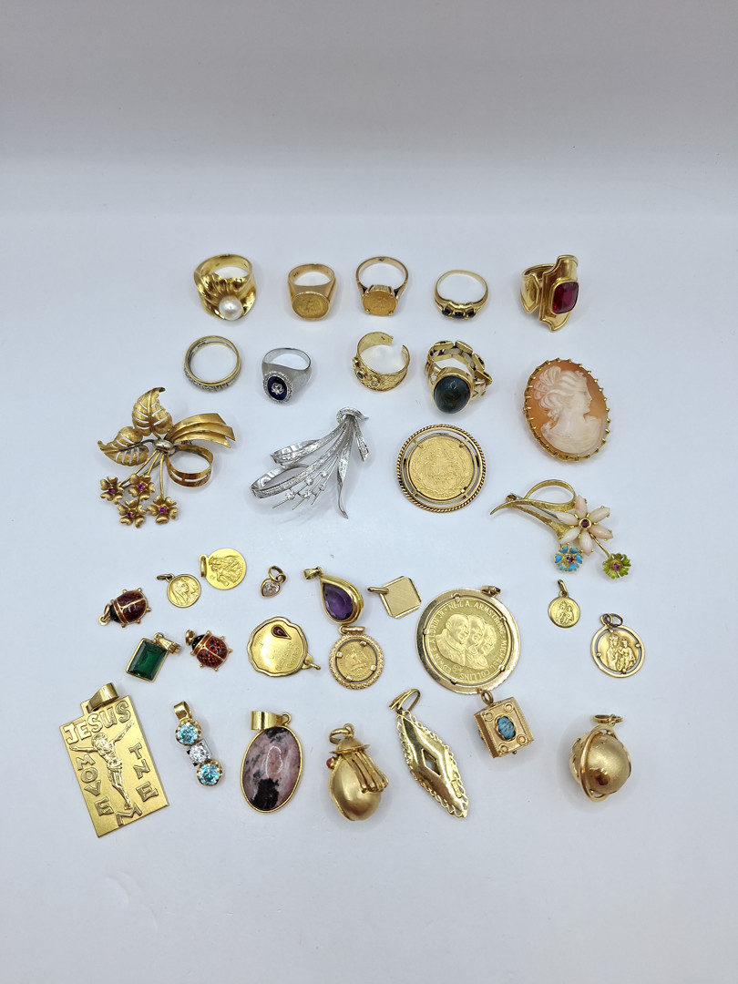 Vari oggetti in oro pietre diamantini perle 