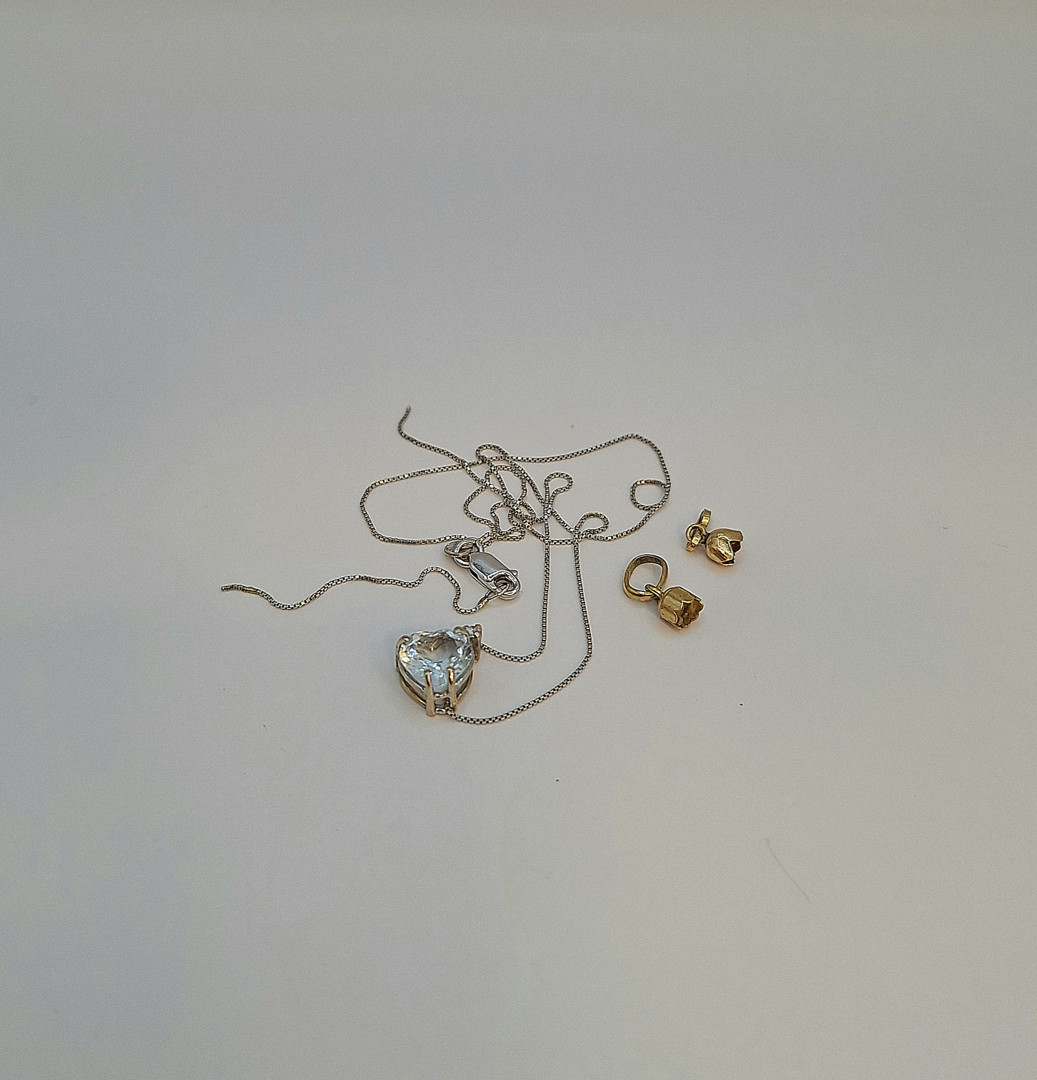 Collana e tre pezzi oro pietre