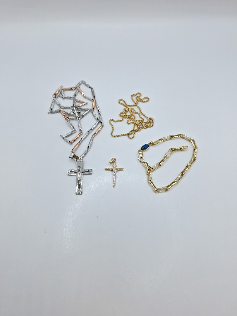 Vari oggetti in oro pietre