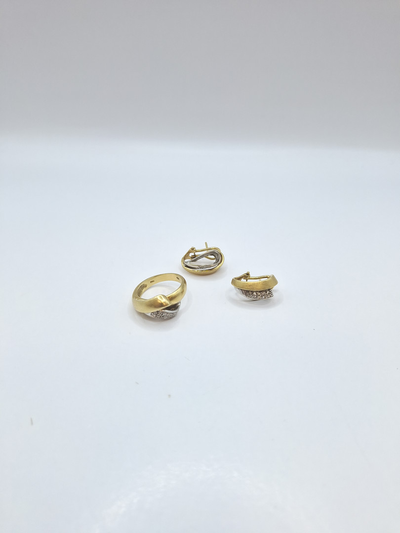 Un paio di orecchini e anello oro diamantini