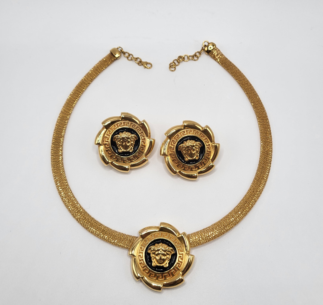Collana e un paio di orecchini in oro 