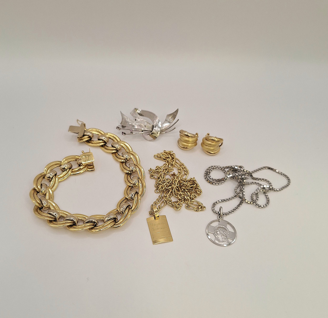 Vari oggetti in oro pietre