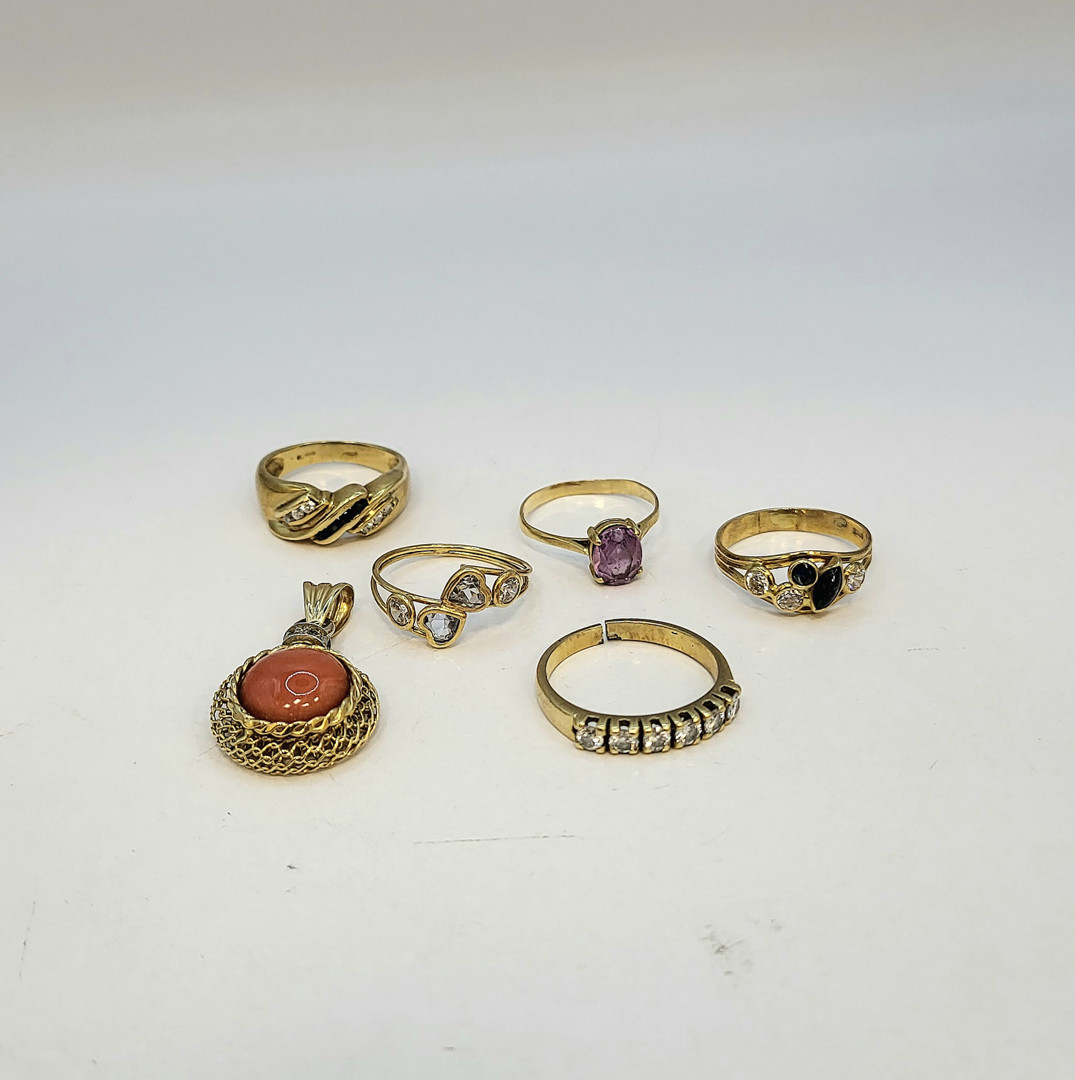 Cinque anelli e ciondolo oro pietre diamantini