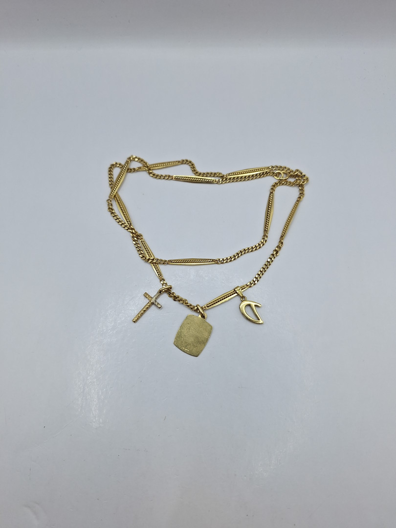 Collana e tre ciondoli in oro 